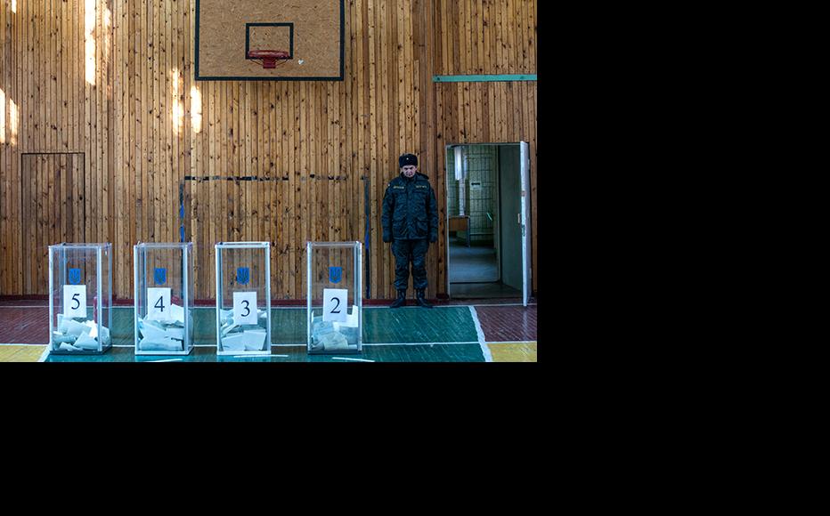 A polling booth in Kiev, October 26, 2014. (Photo by David Ramos/Getty Images)