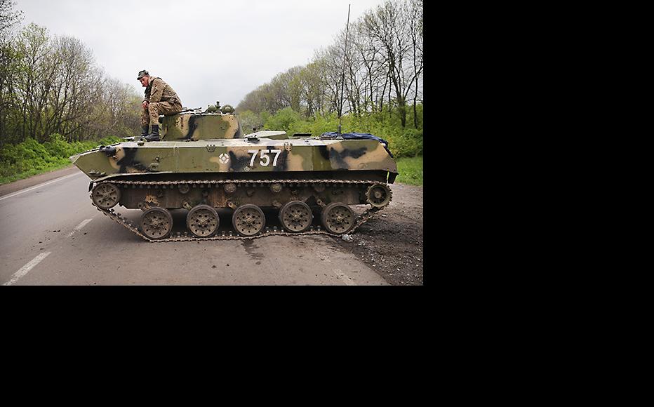 The Ukrainian military guards a roadblock near Slavyansk. April 30, 2014. (Photo: Scott Olson/copyright Getty Images)