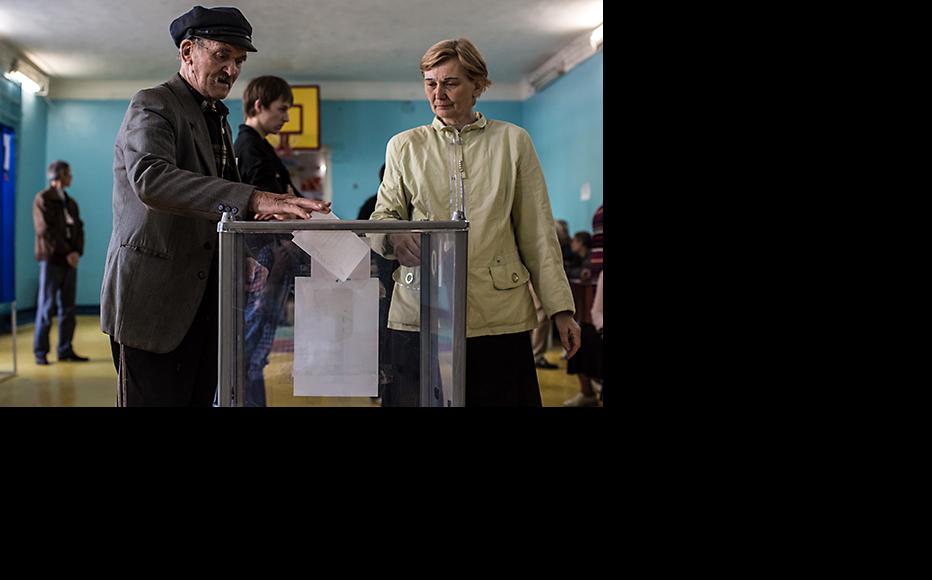 People cast ballots at a polling station on May 11, 2014 in Hartsizk, Ukraine. (Photo: Brendan Hoffman/Getty Images)