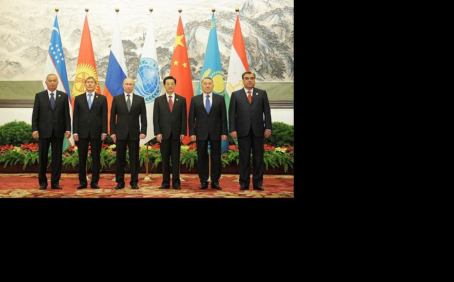 Uzbek leader Islam Karimov (left) and Tajikistan’s Imomali Rahmon (right of group) at the 2012 Shanghai Cooperation Summit. (Photo: Kremlin press office/Wikimedia Commons)