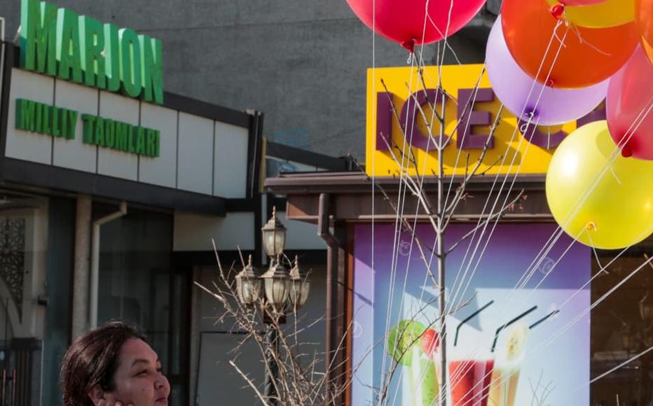Kamola sells balloons, earning 30,000-40,000 sons each day a day (three to four dollars). She said she spends her money on her children. Kamola sells balloons, earning 30,000-40,000 sons each day a day (three to four dollars). She said she spends her money on her children.