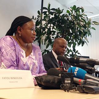 ICC Prosecutor Fatou Bensouda speaking to the press after prosecutors in The Hague charged Walter Osapiri Barasa for “corruptly influencing” the testimony of three protected witnesses in the case against Deputy President William Ruto and former journalist Joshua Arap Sang. (Photo: Matthew Rhodes, IWPR)