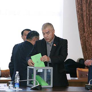 City councillors in Osh voting for their mayor, January 15, 2012. (Photo: Kloop.kg) 