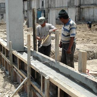 Rebuilding work in a low-rise area of Osh where the population is mainly Uzbek. (Photo: Pavel Gromsky)