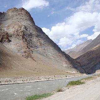 Defending Tajikistan’s border with Afghanistan presents huge challenges, not least because of the steep terrain. This river marks the frontier. (Photo: Citt/Flickr)