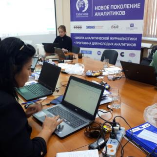 IWPR's “training for trainers” workshop for a group of Uzbek editors and journalism teachers. (Photo: CABAR)