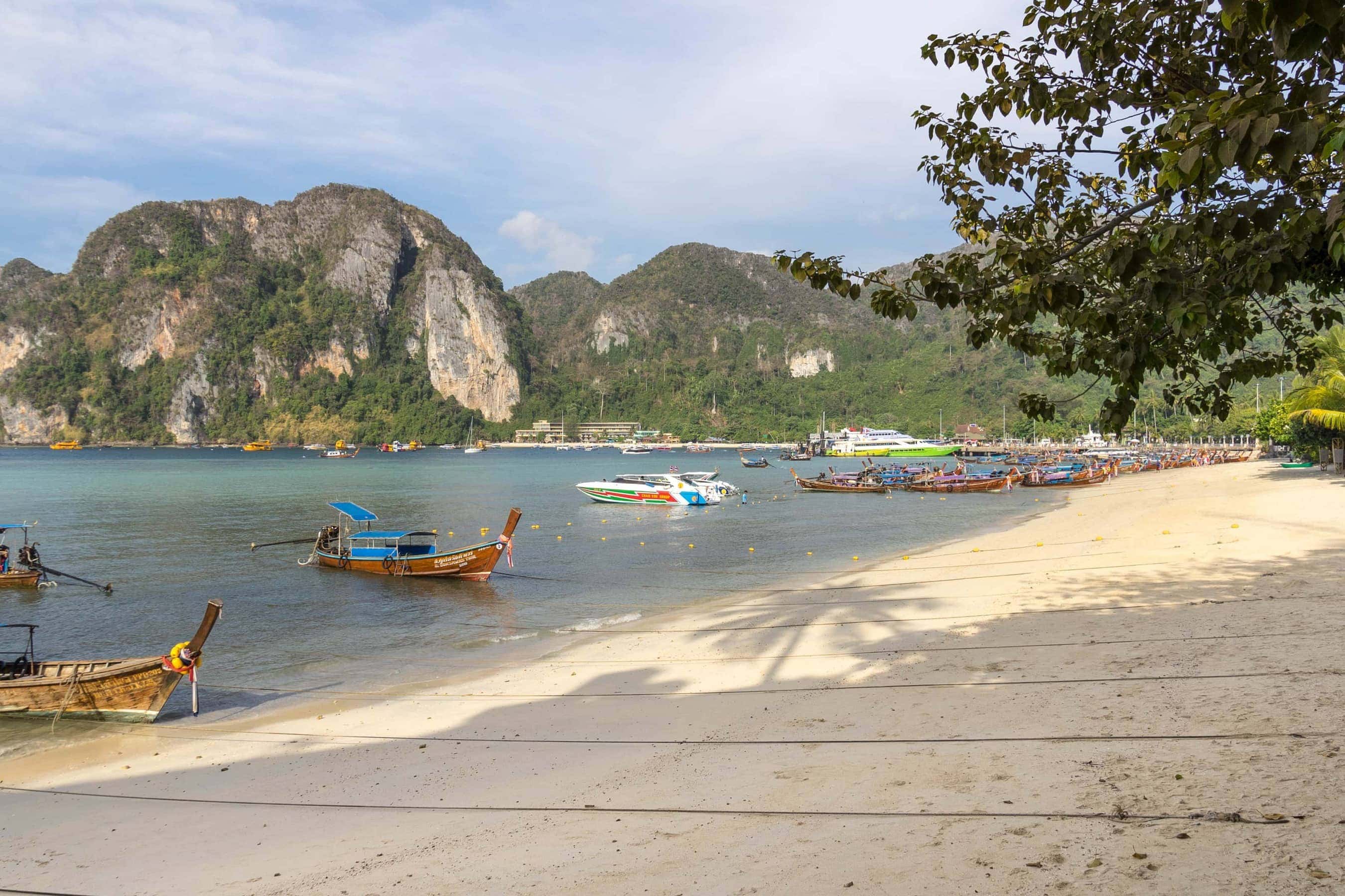Strand auf Ko Phi Phi (Segeln in Thailand)