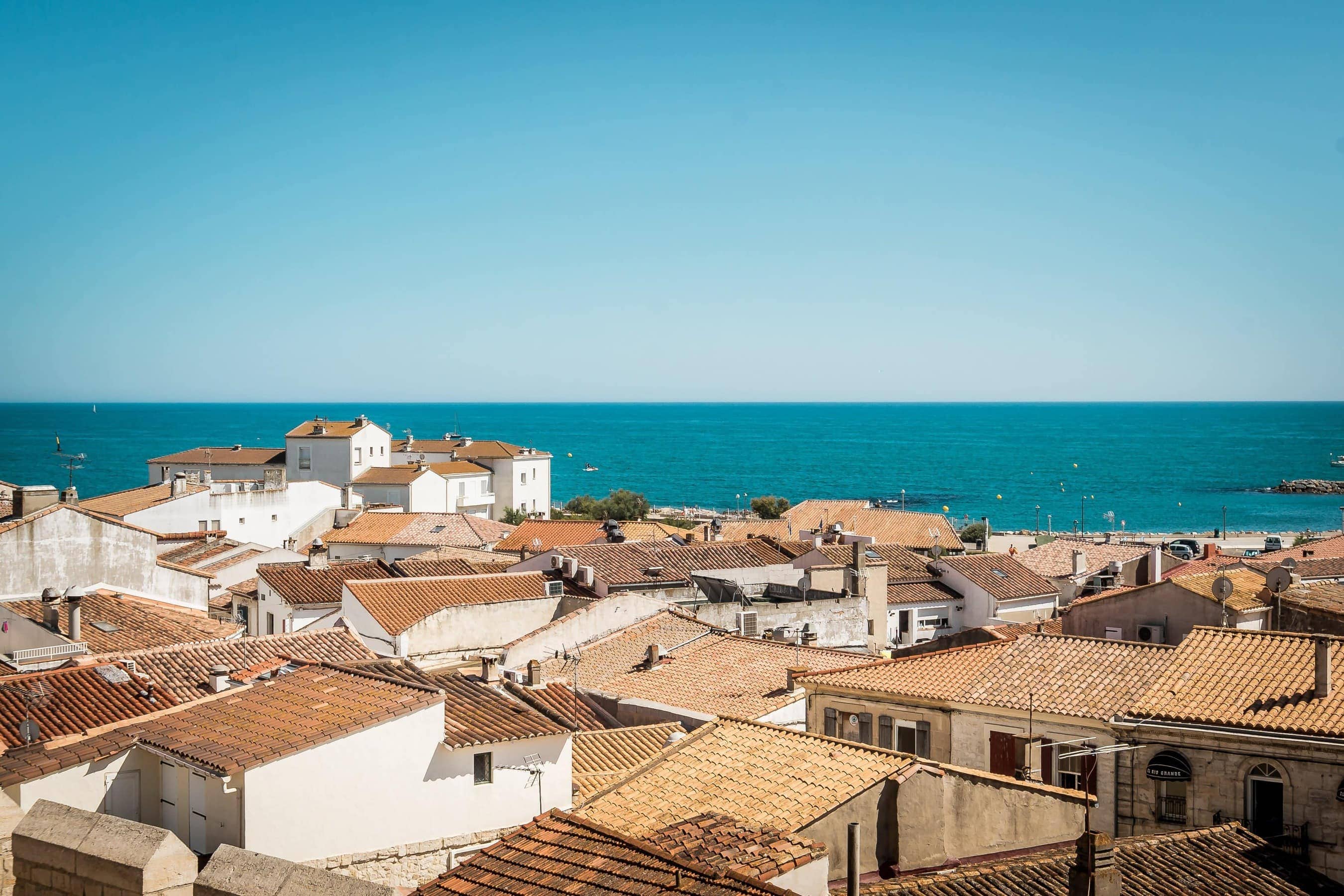 Ausblick über den Ort und das Meer