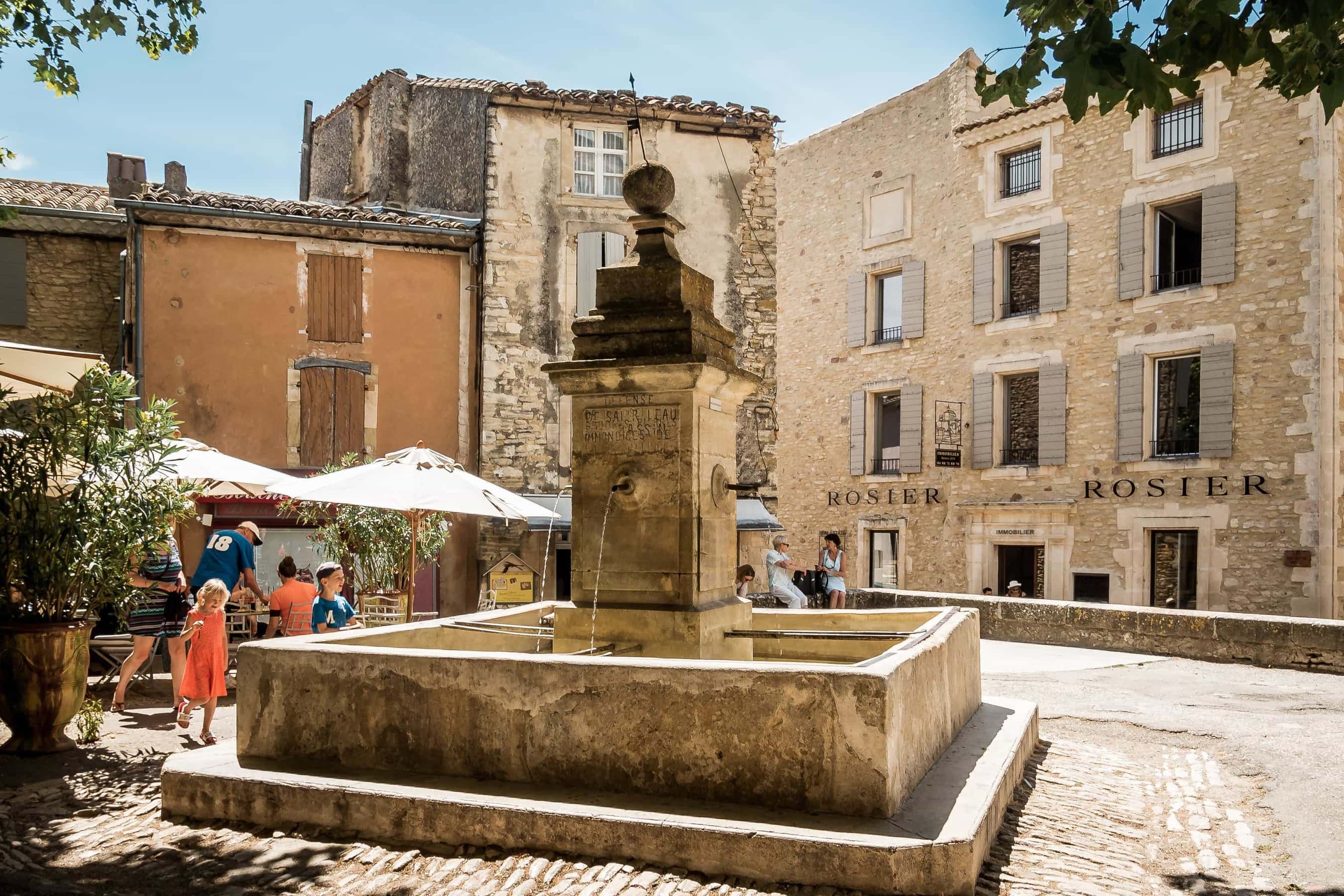 Platz mit Brunnen in Gordes