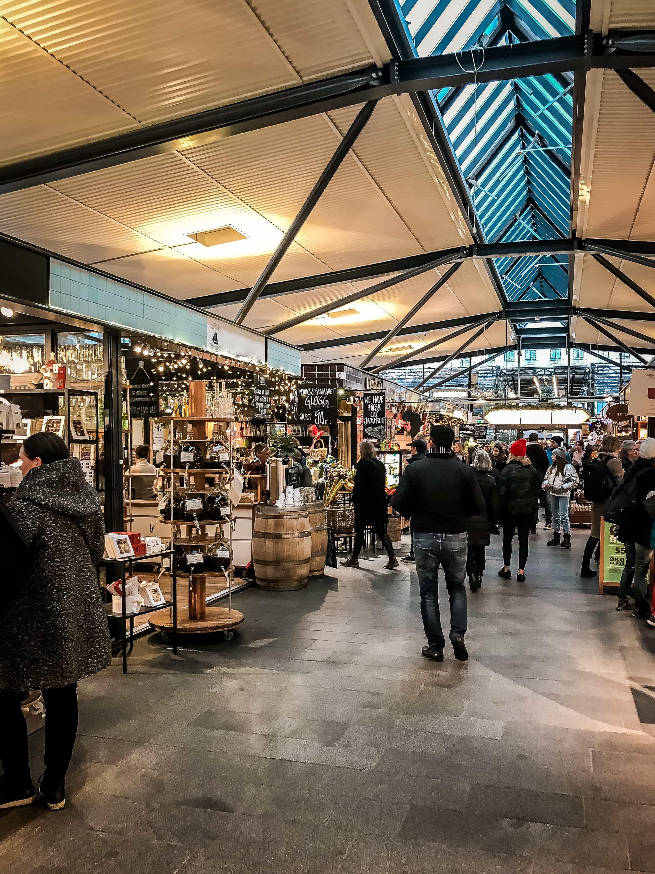 eine der beiden Hallen mit Delikatessengeschäften