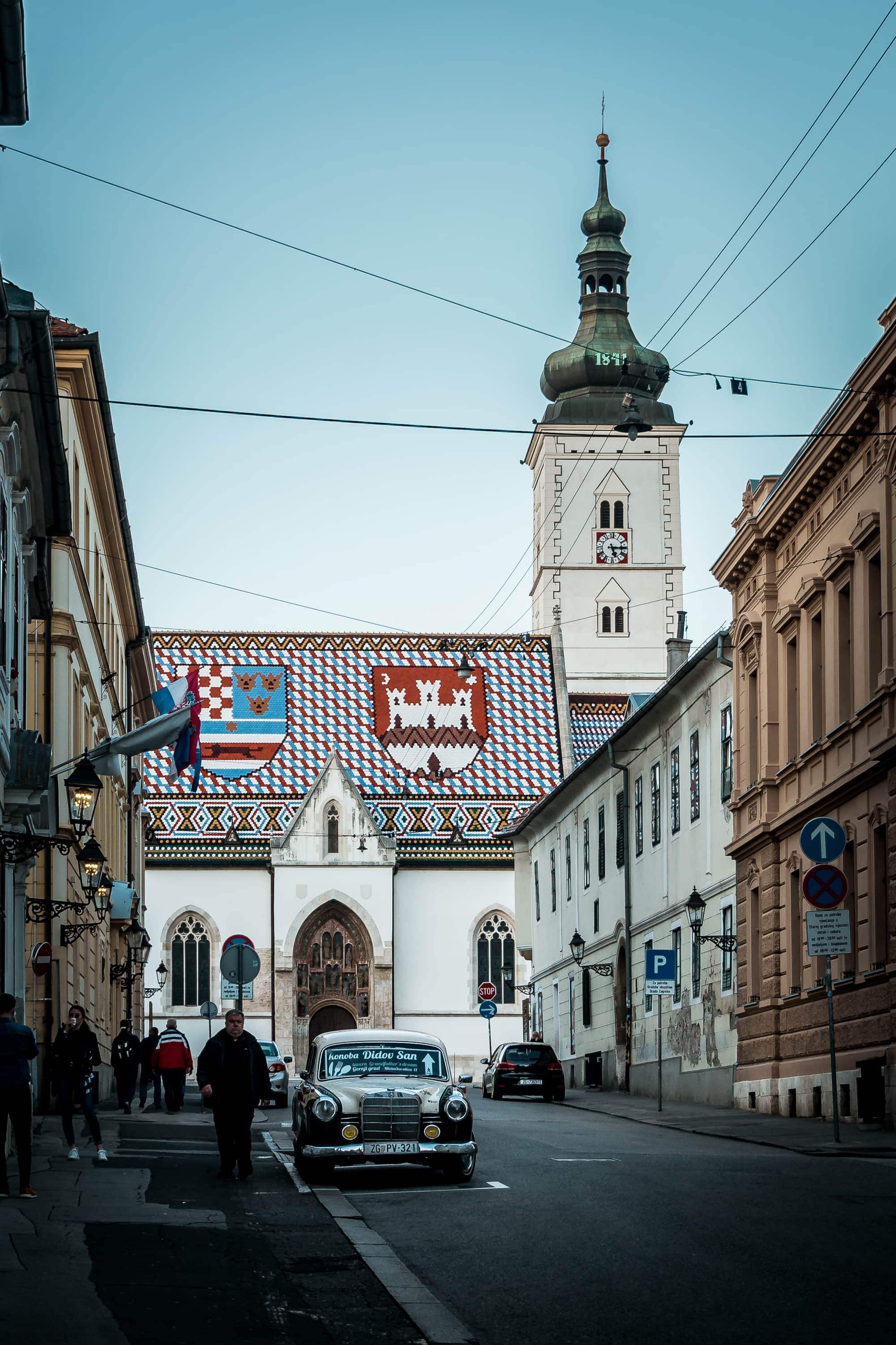 Kirche in Zagreb mit Wappen am Dach