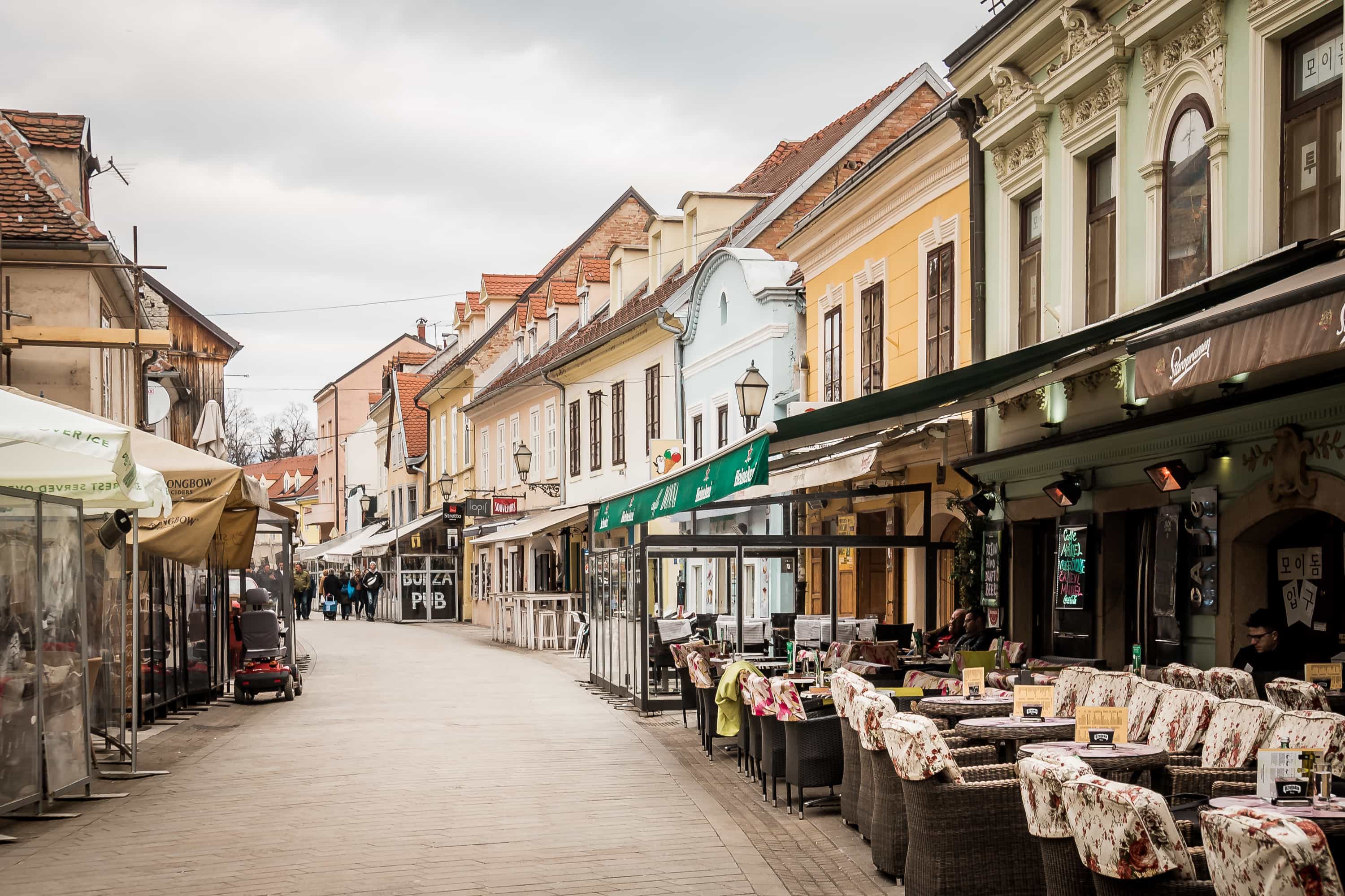 Straße in Zagreb mit Restaurants und Cafés