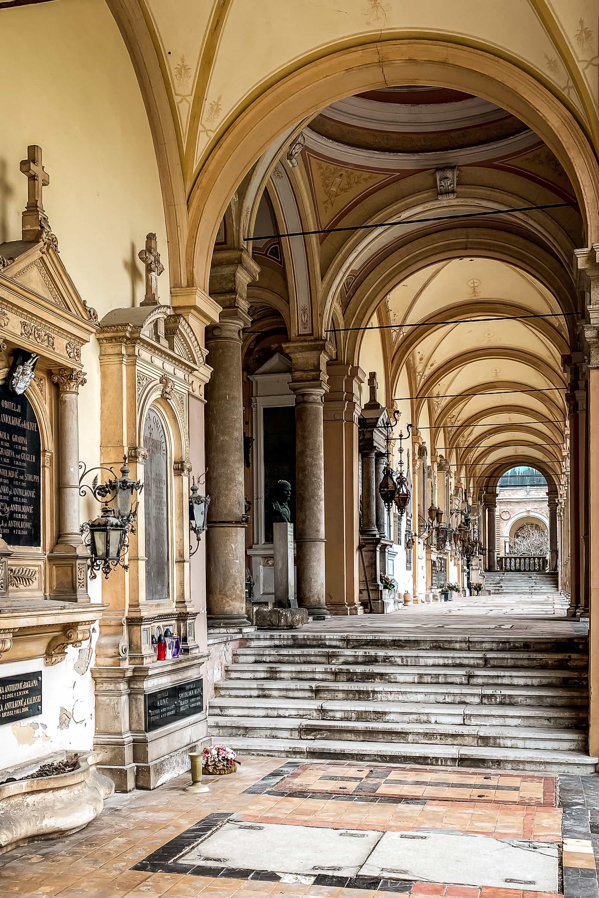 Arkaden mit Gräbern im Mirogoj-Friedhof