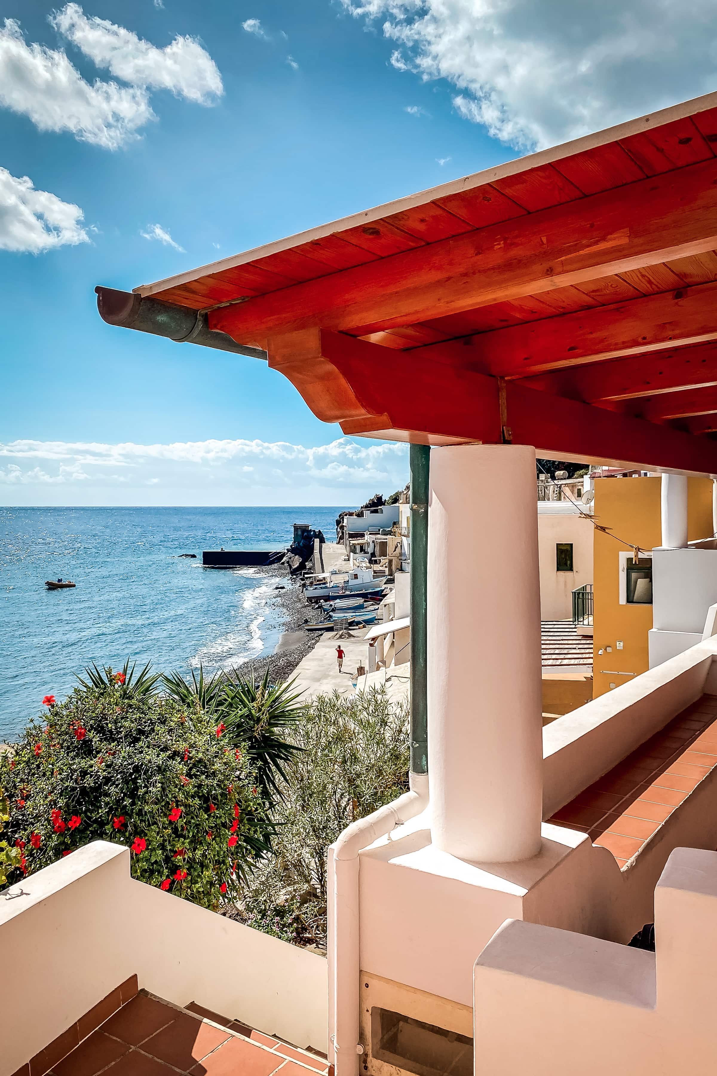Terrasse mit Blick aufs Meer