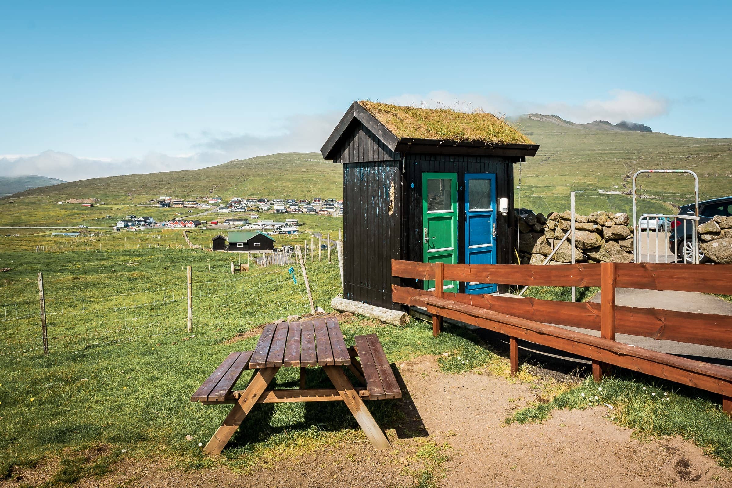 Toilettenhäuschen beim Start der Wanderung zum Leitisvatn