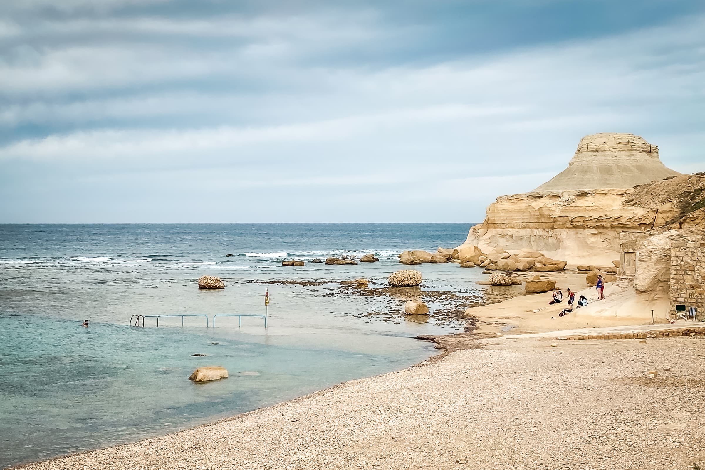 Strand und Sandsteinfelsen