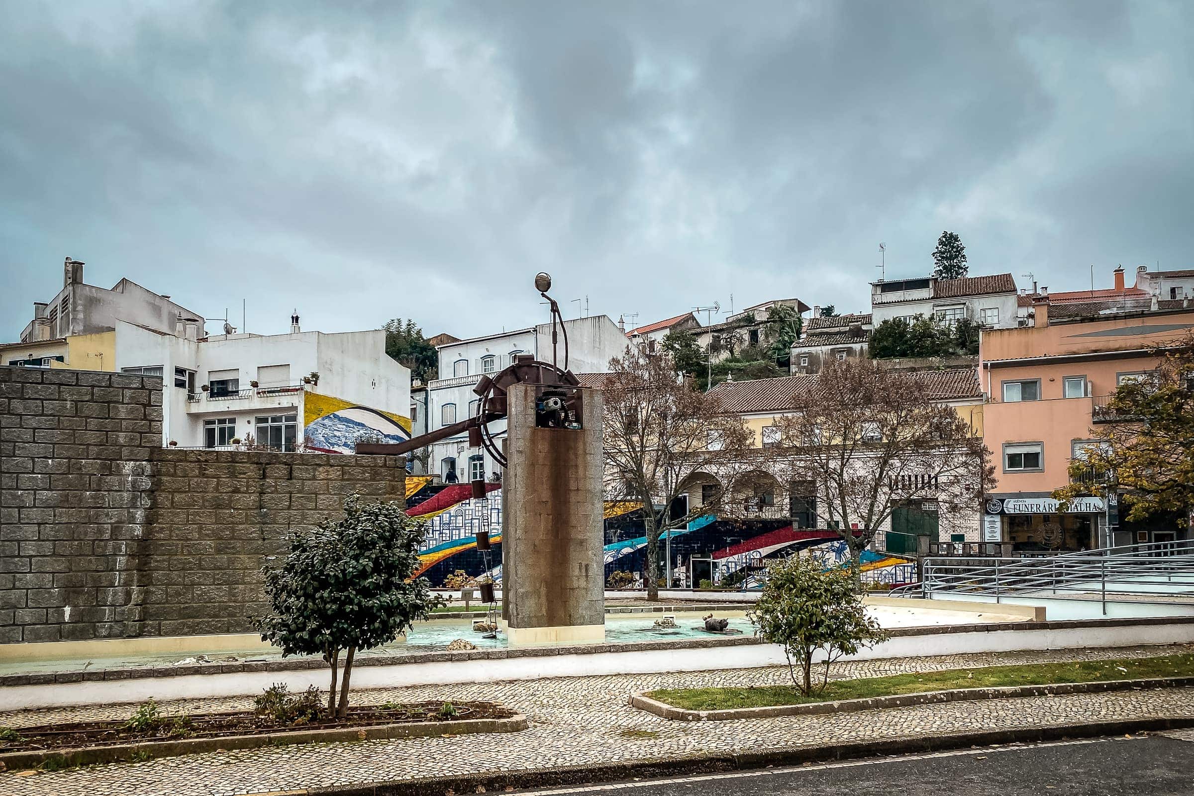 origineller und moderner Brunnen im Zentrum