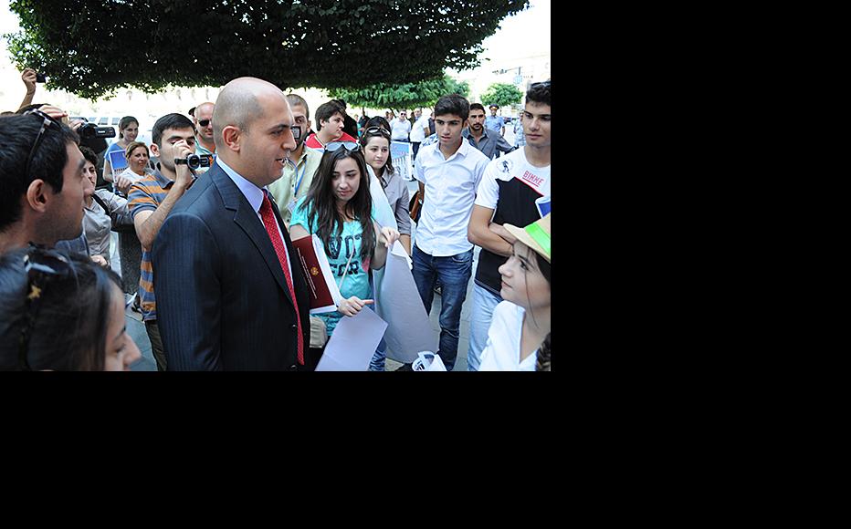 Education Minister Armen Ashotyan meets protesters. (Photo: Hetq online)