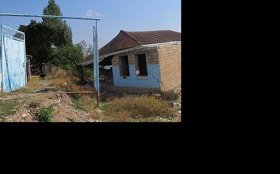 Cracked wall in Muganli. (Photo: Samira Ahmedbeyli)
