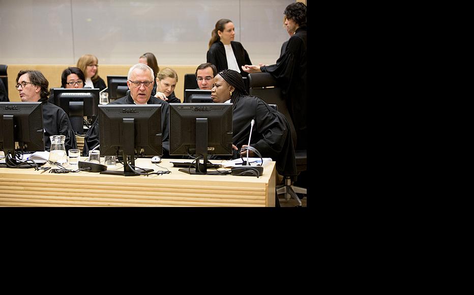 Prosecutor Fatou Bensouda (right) and Deputy Prosecutor James Stewart (centre): OTP has been accused of conducting flawed investigations in Kenya. (Photo: ICC-CPI/Flickr)
