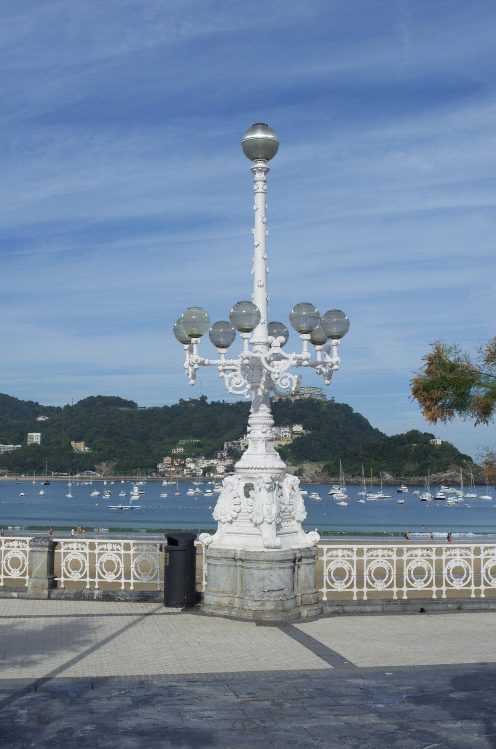 Straßenlaterne an der Promenade der Playa de la Concha