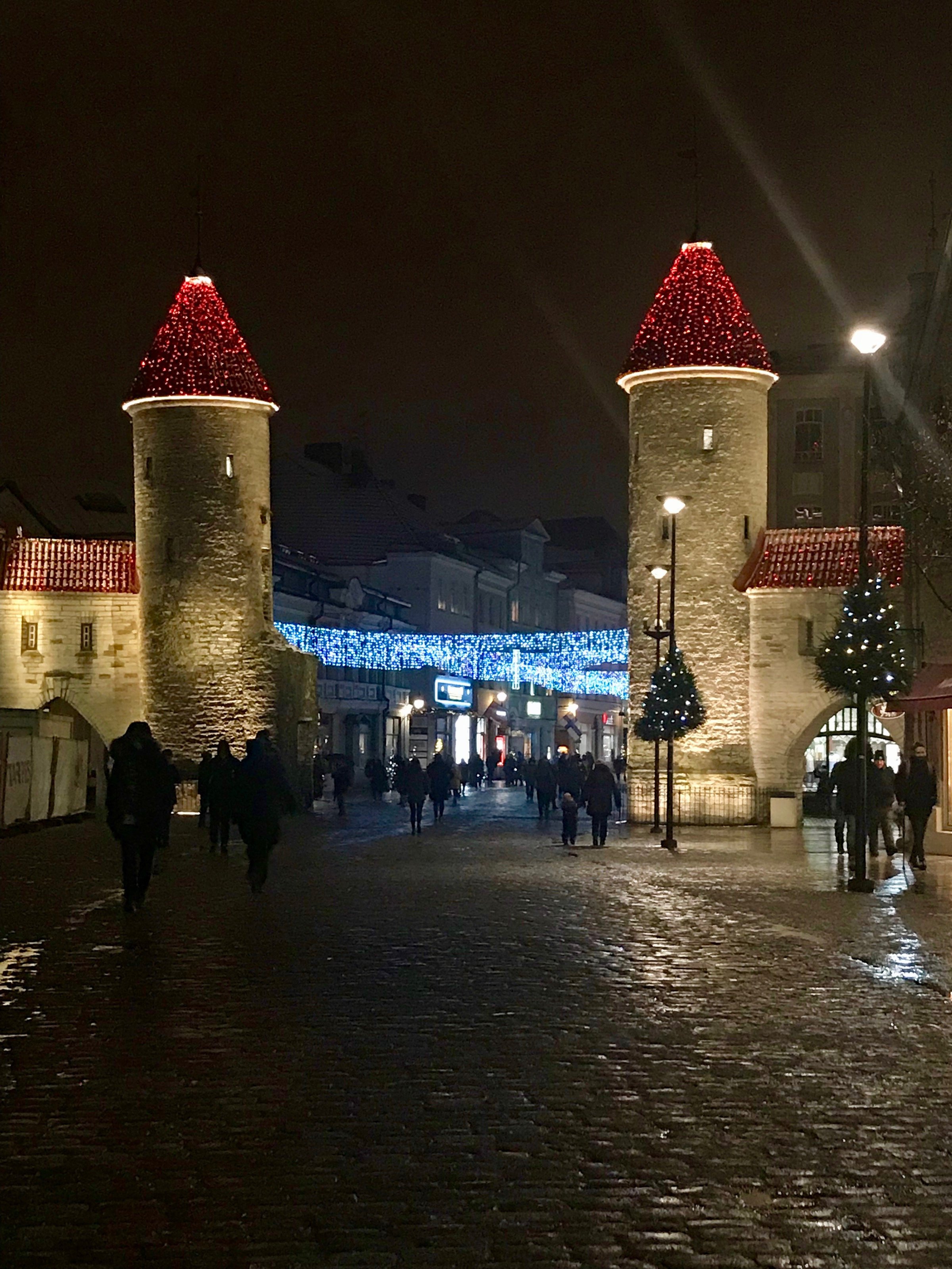 Viru-Tor und Weihnachtsbeleuchtung in Tallinn