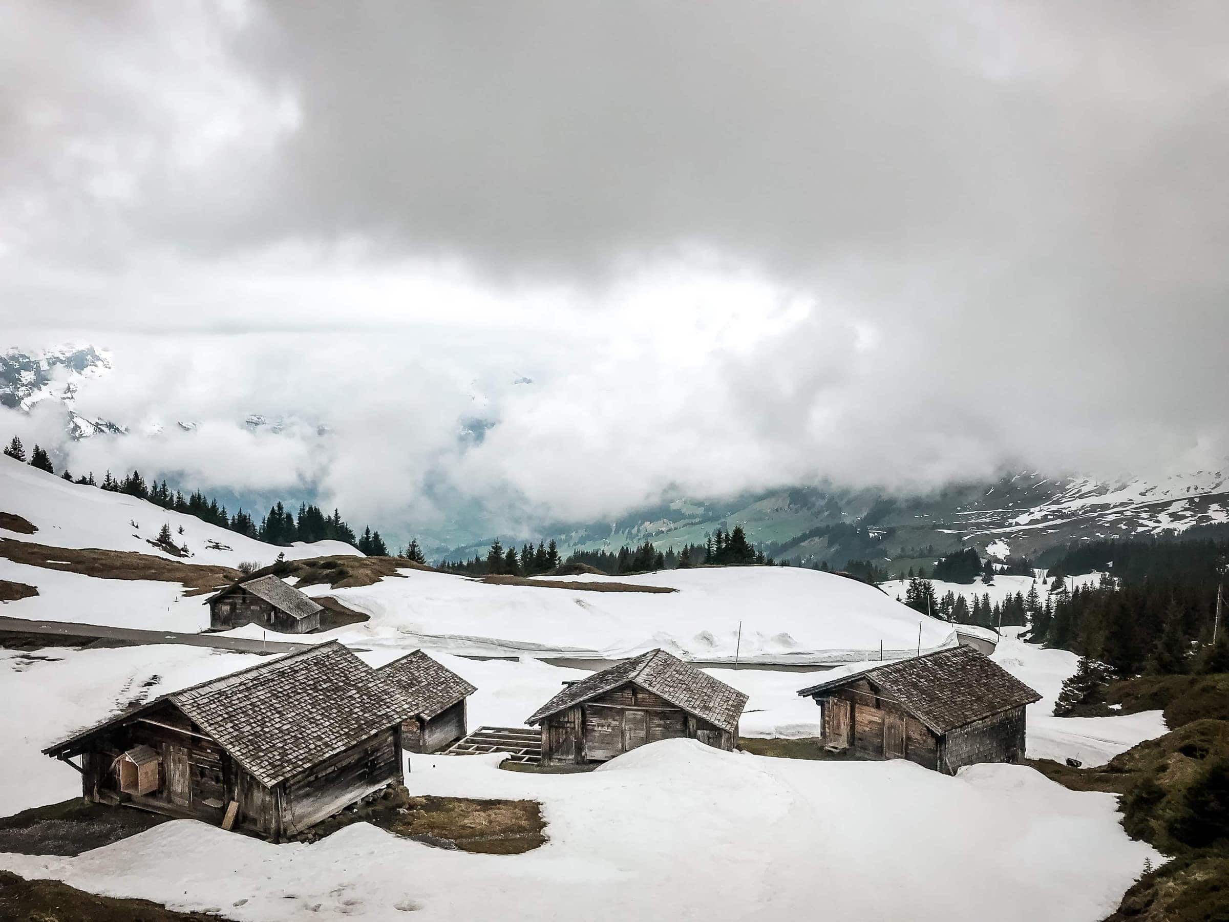 Almhütten im Schnee