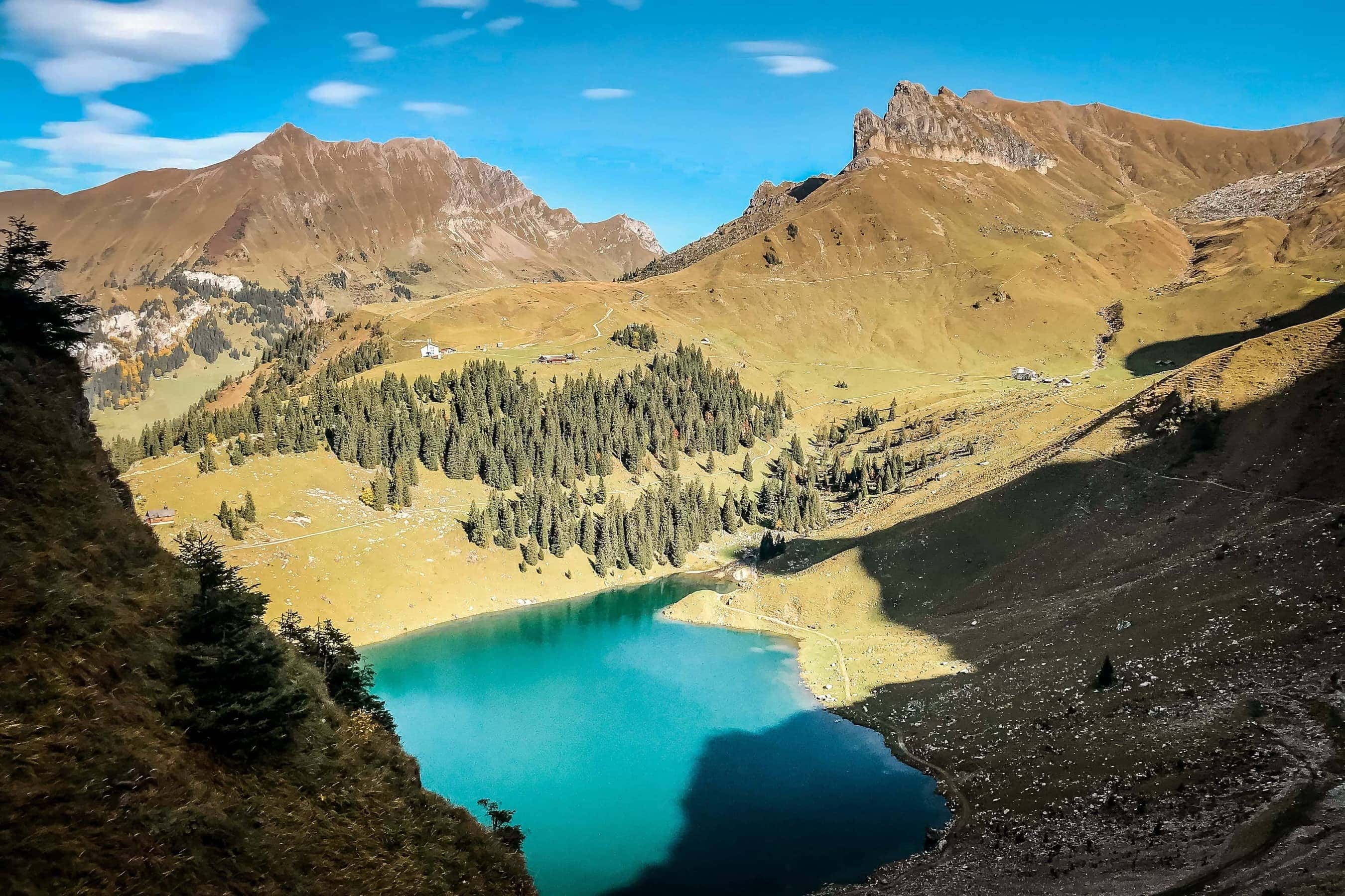 herbstliche Landschaft und Blick Richtung Berggasthaus Urnerstaffel