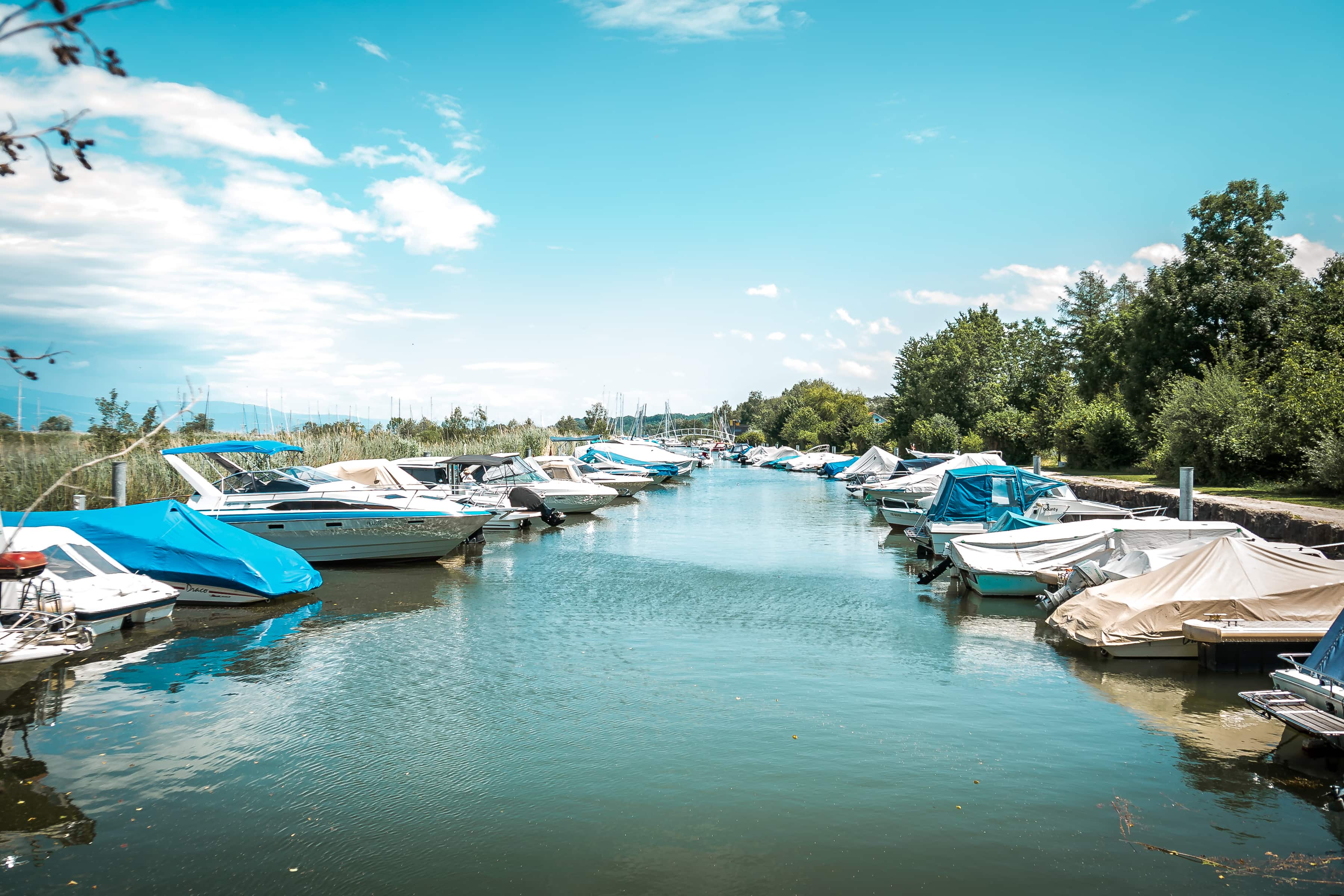 Boote im Hafen von Gletterens