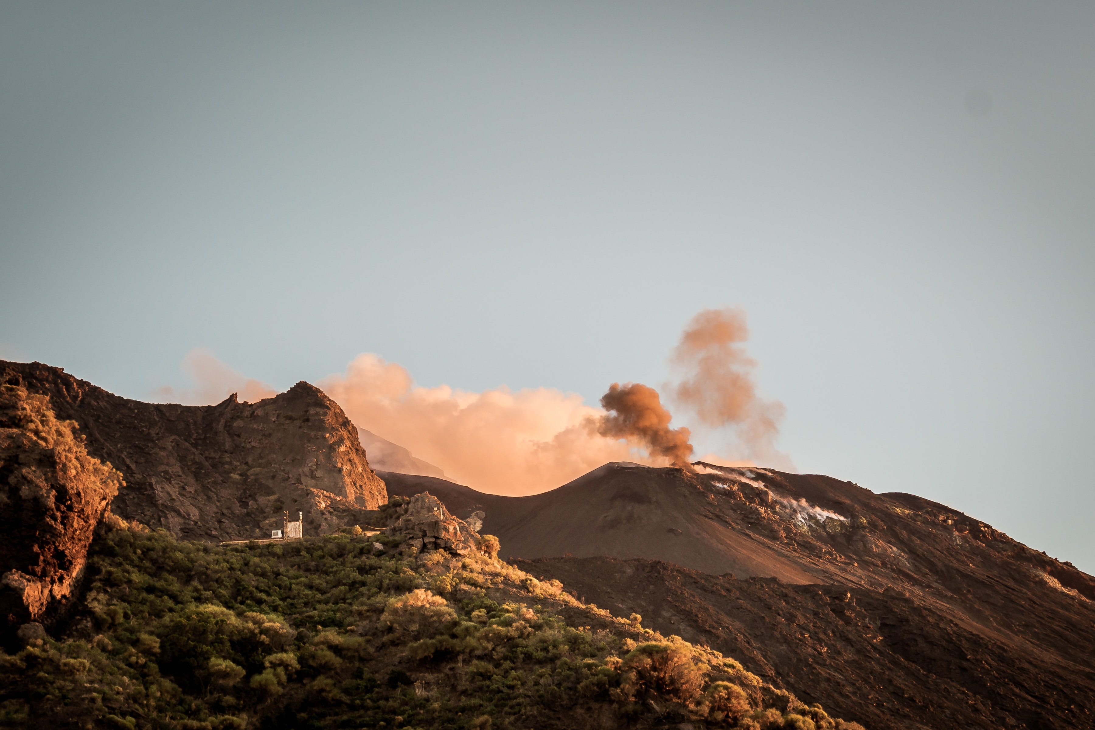 Krater des Stromboli im Abendlicht