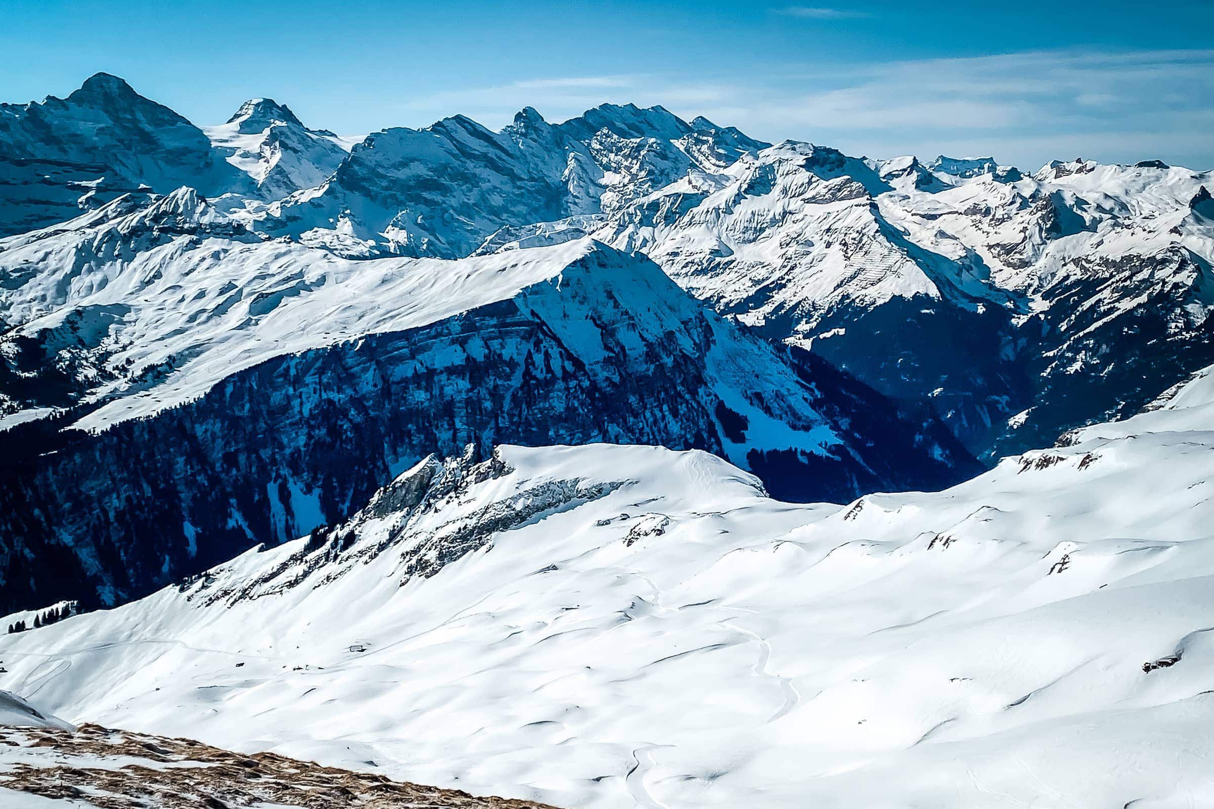 Abfahrt und Winterwanderweg mit Mönch und Jungfrau im Hintergrund