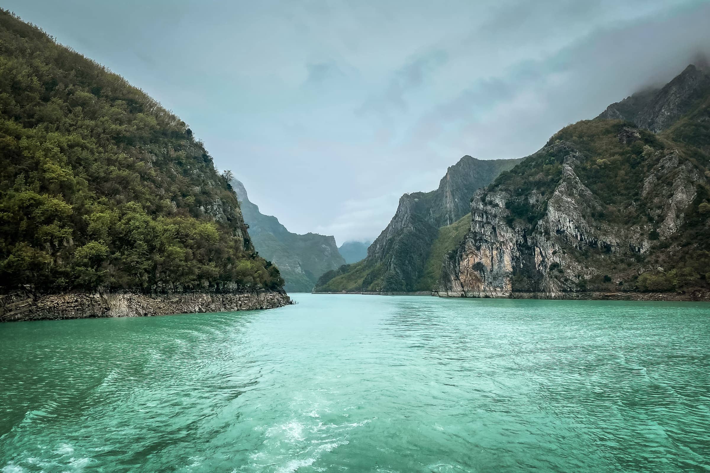 fjordähnliche Landschaft am Koman Stausee