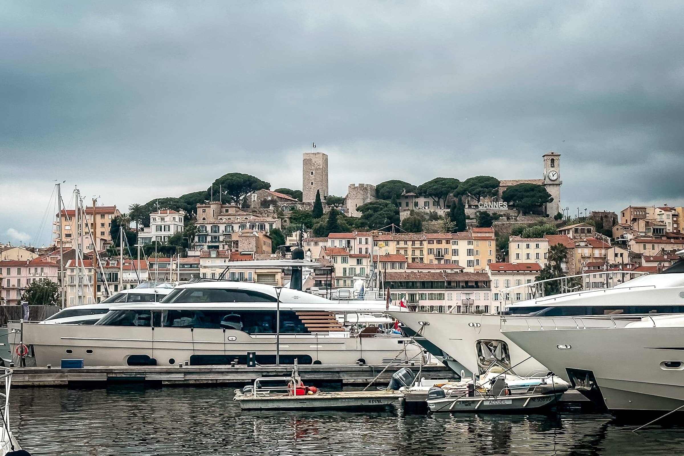 Yachten im Hafen mit Altstadt im Hintergrund