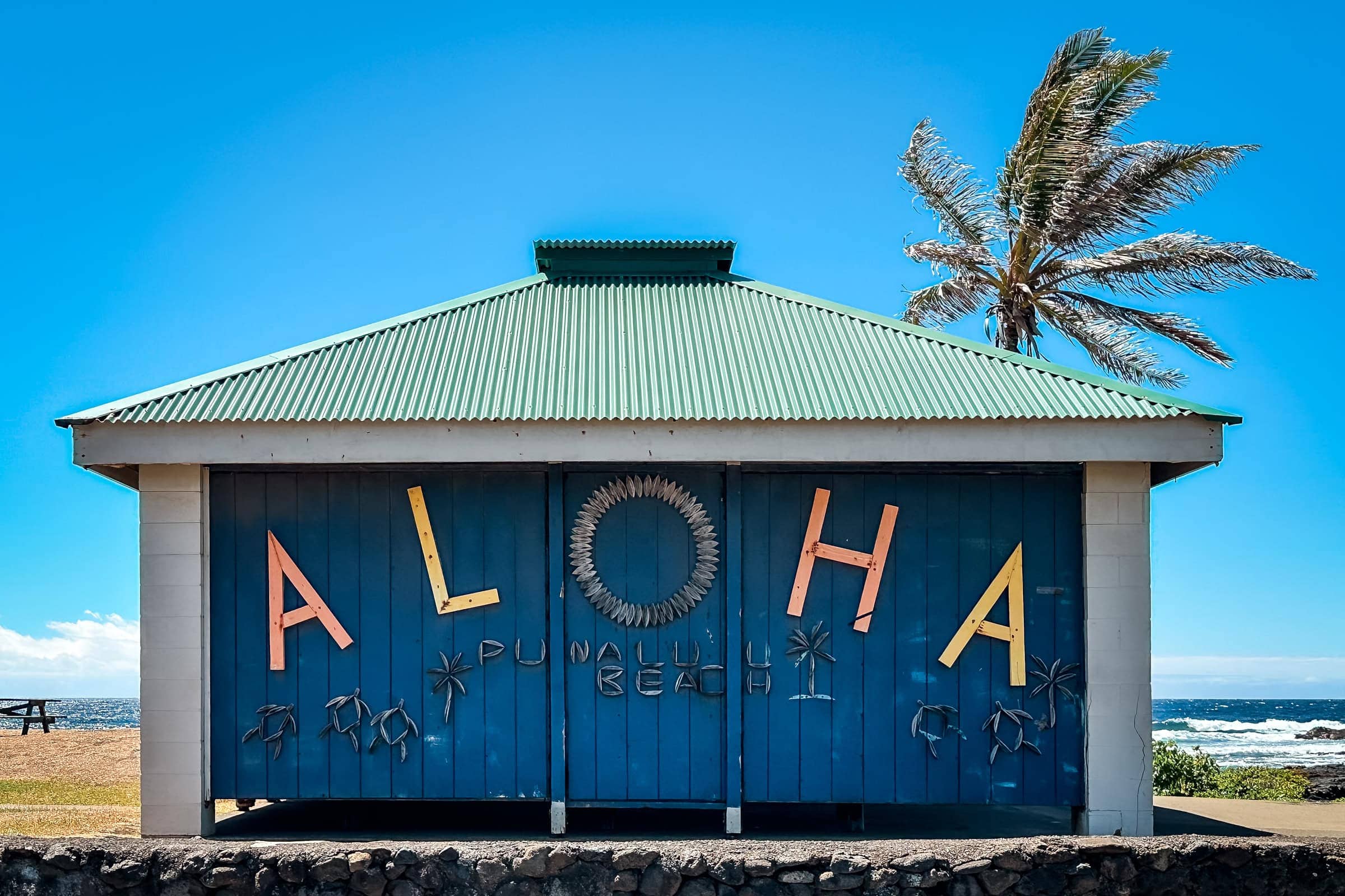 Strandhütte mit Aloha-Schriftzug