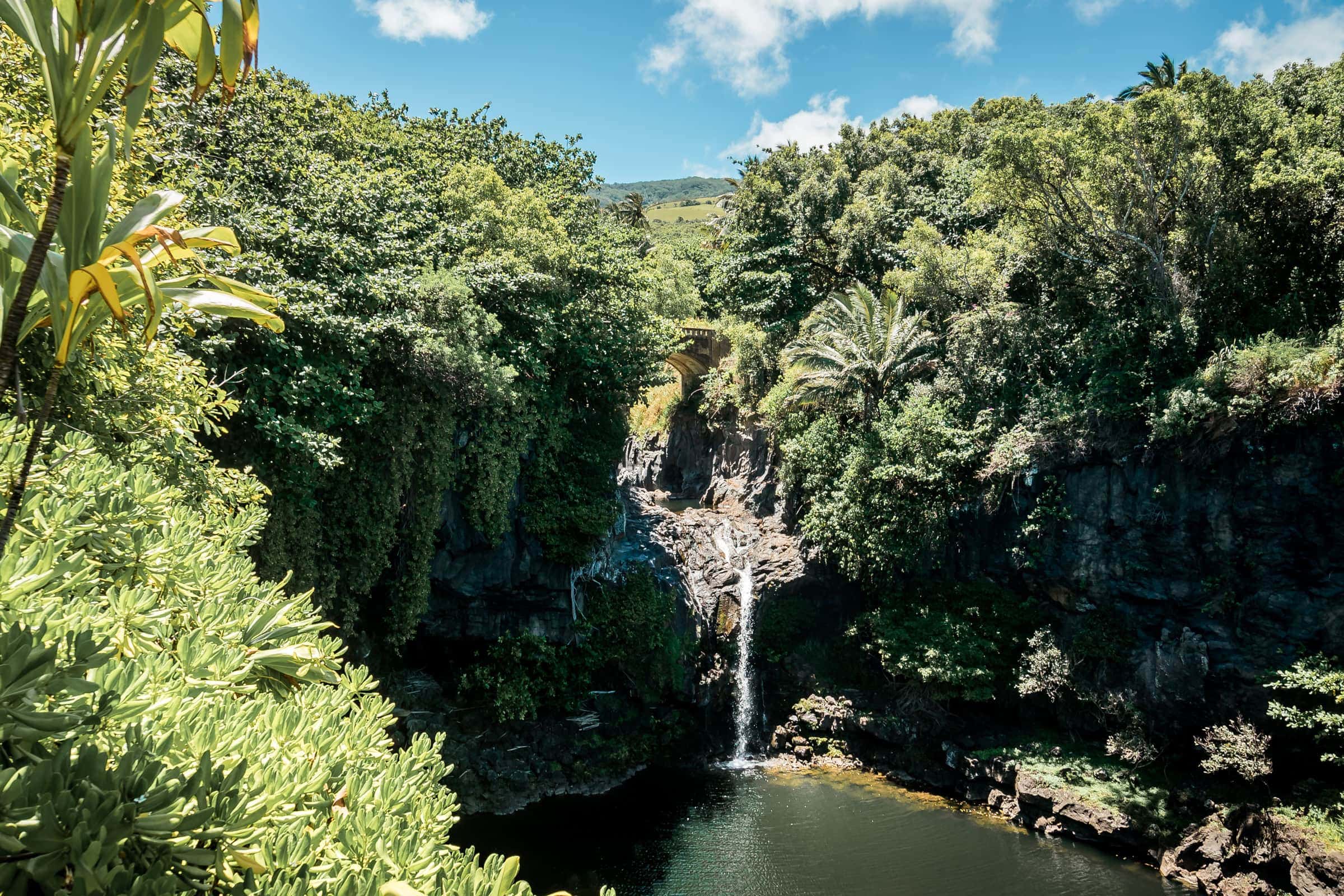 Brücke und Wasserfall