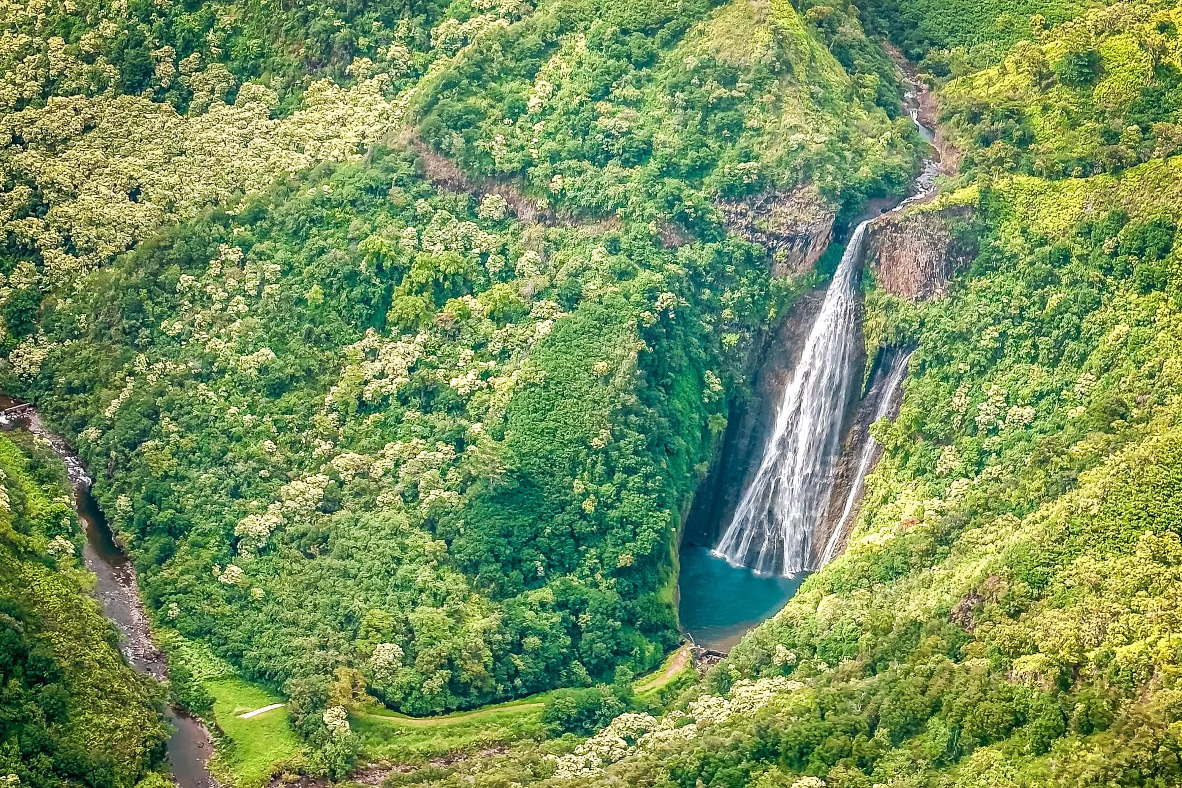 Wasserfälle auf Kauai aus der Luft