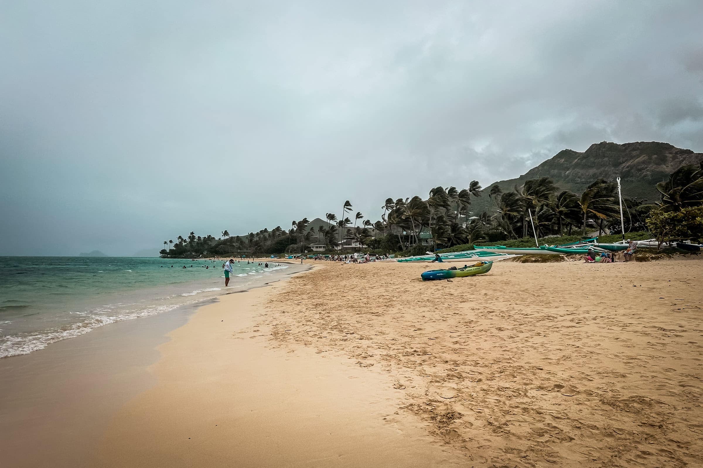 Strand auf Oahu bei aufkommenden Regen