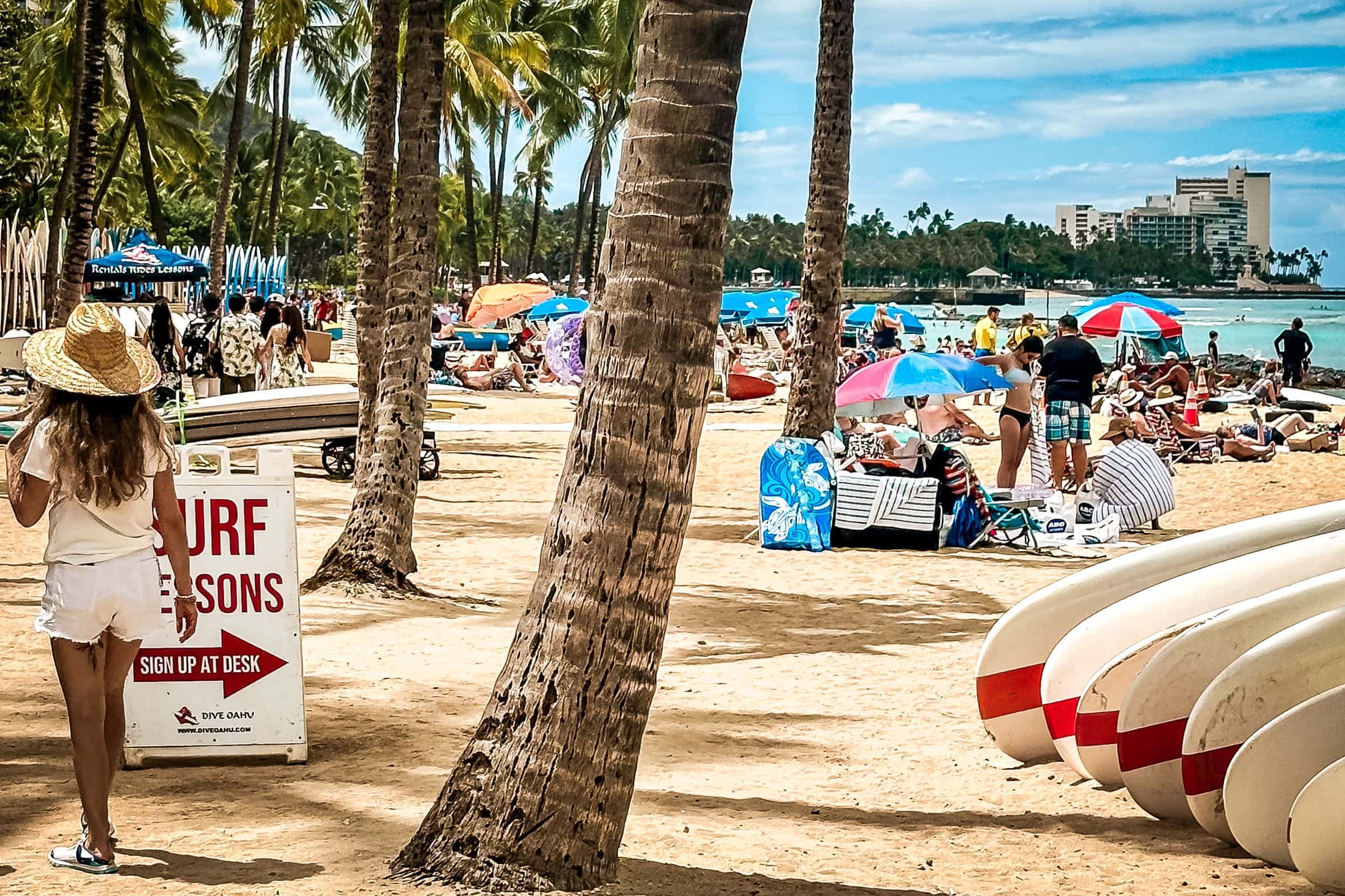 Strand, Palmen und Surfbretter