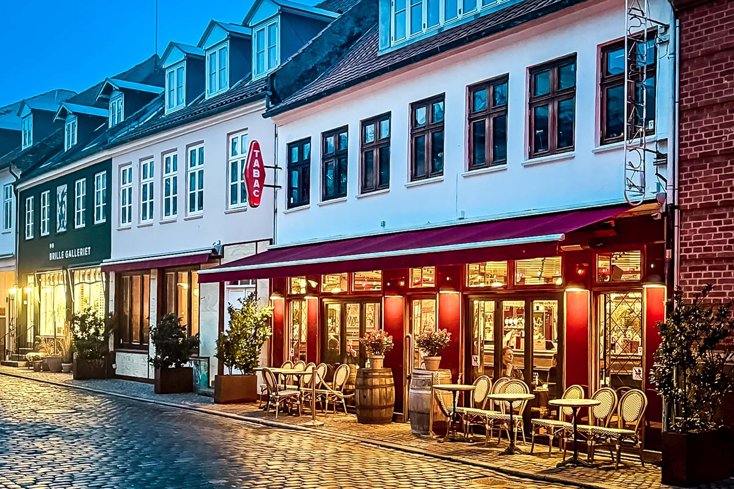 beleuchtete Cafés