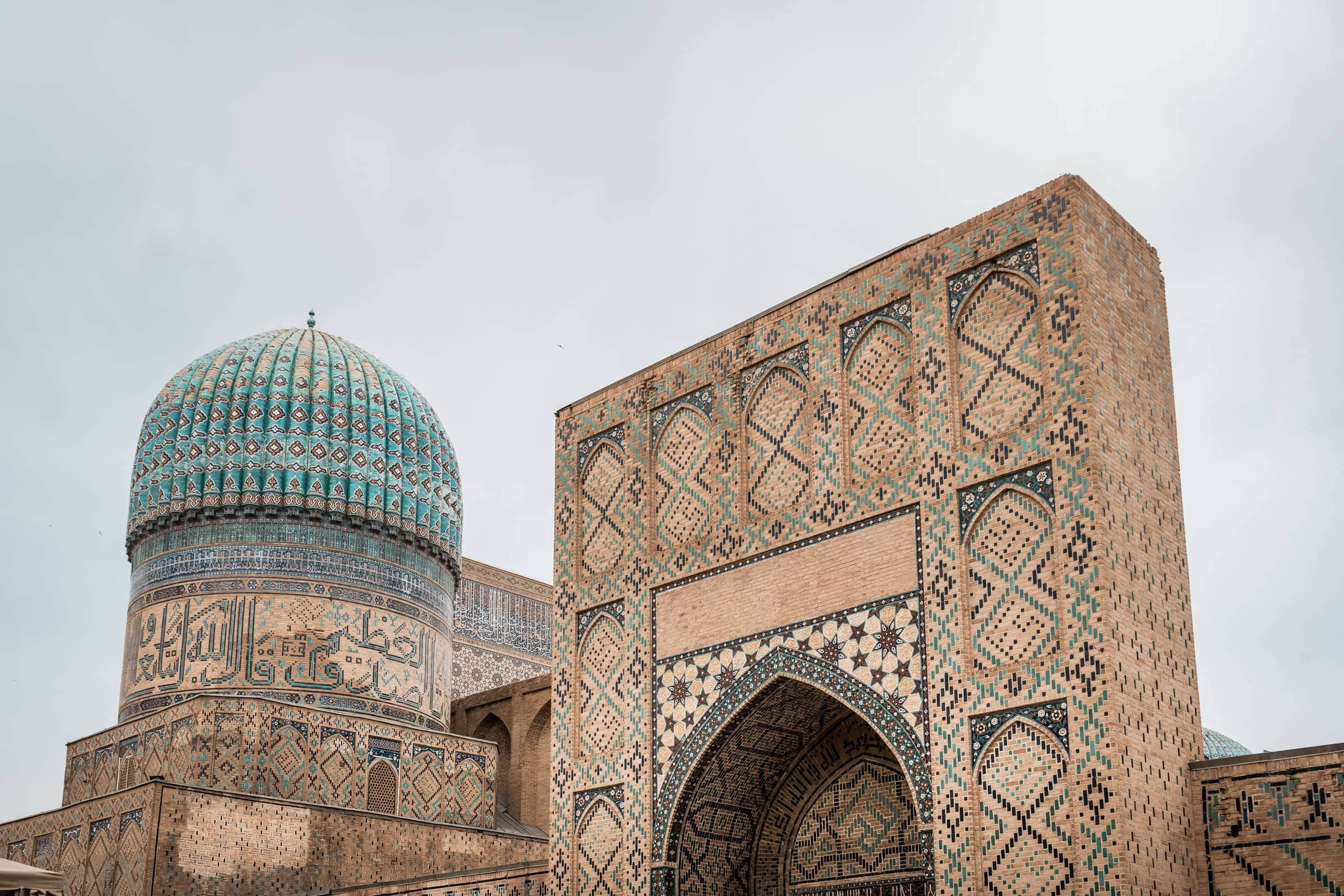 Tor und Kuppel einer Moschee