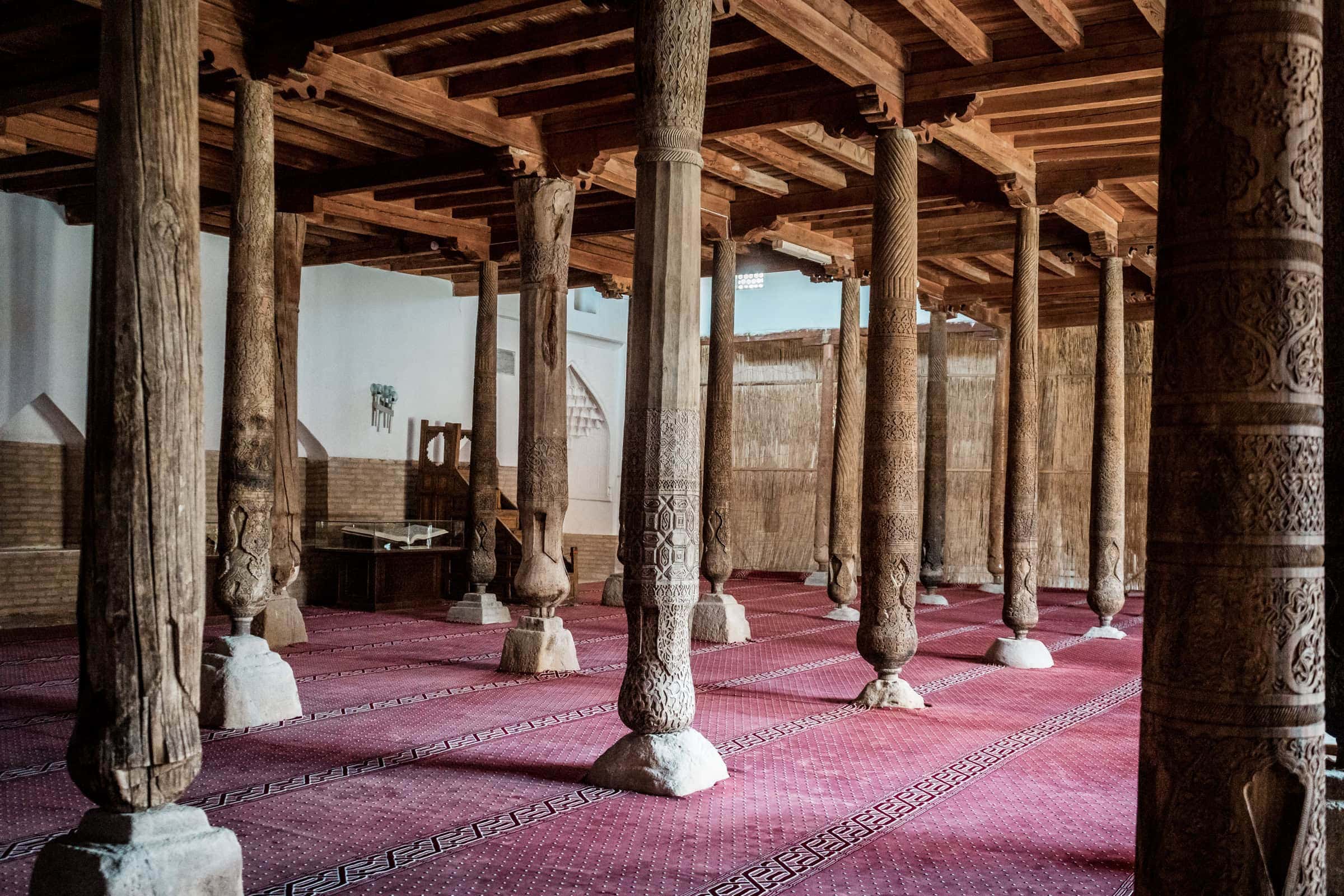 Gebetsraum der Moschee mit Holzsäulen