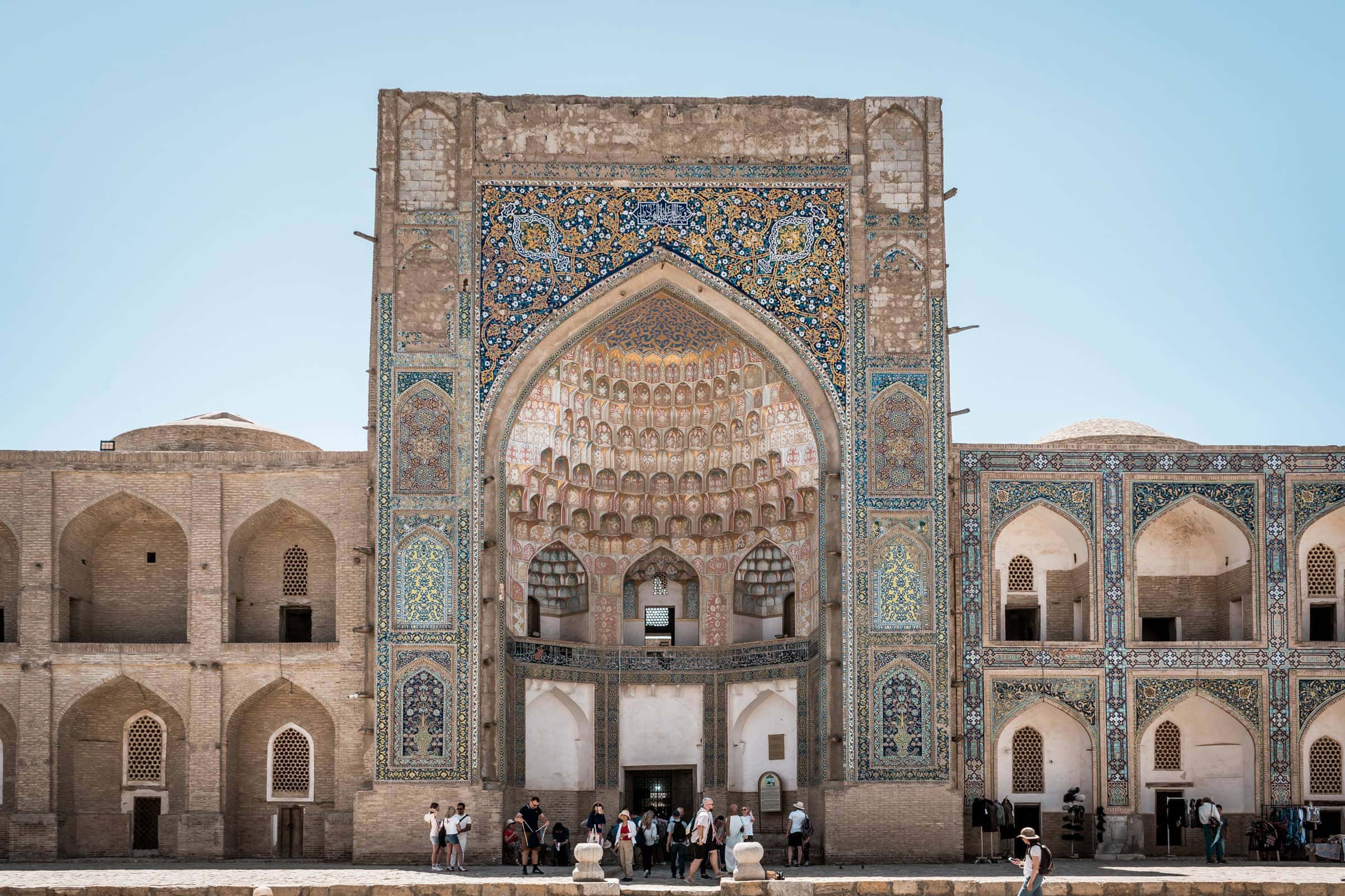 Medrese mit geschmücktem Portal