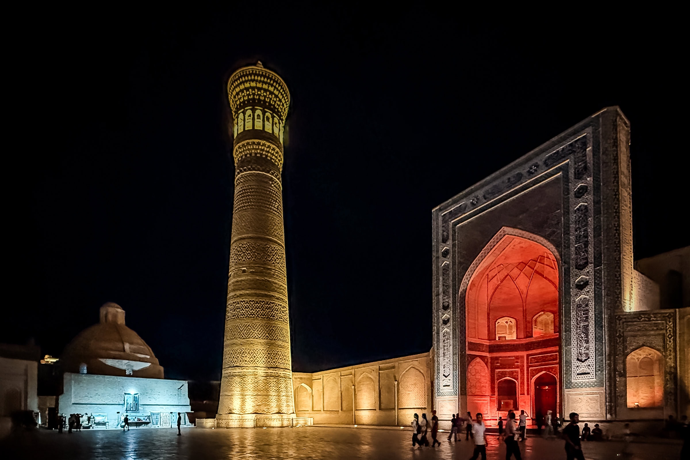 beleuchtestes Minarett und Moschee bei Nacht
