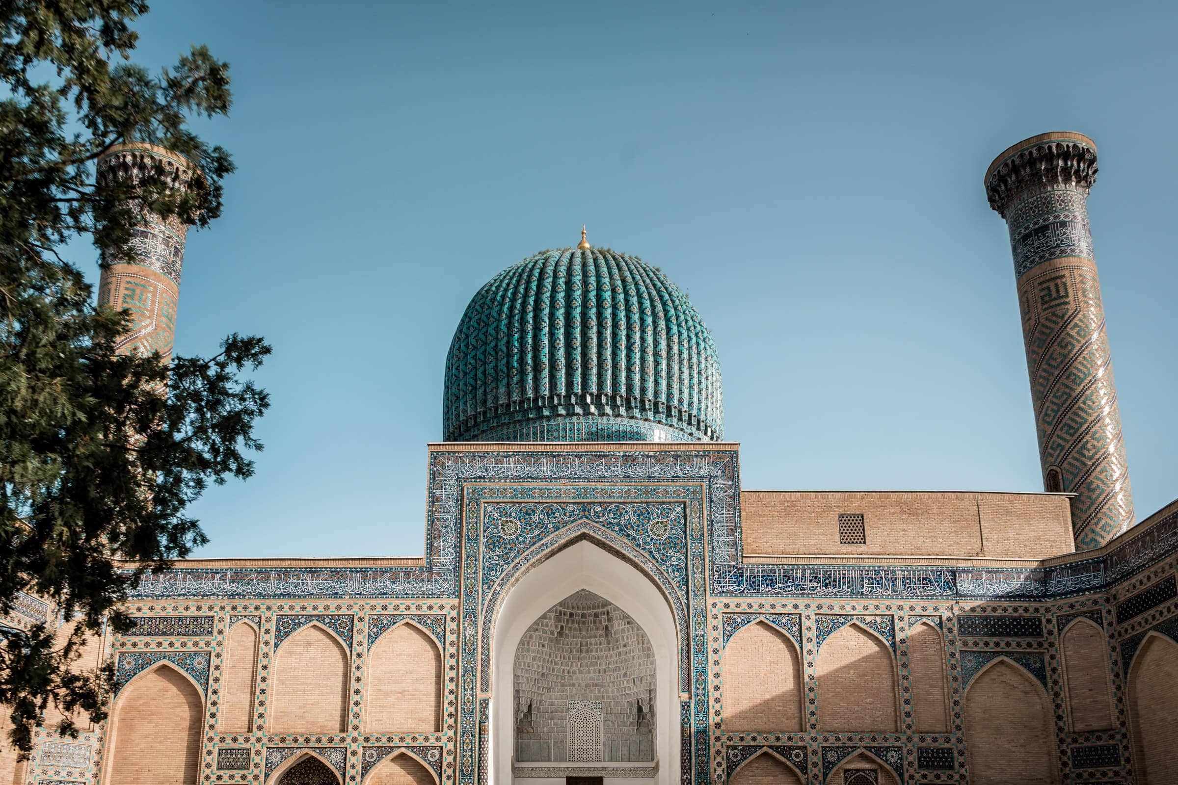 Mausoleum mit Kuppel und Minarett