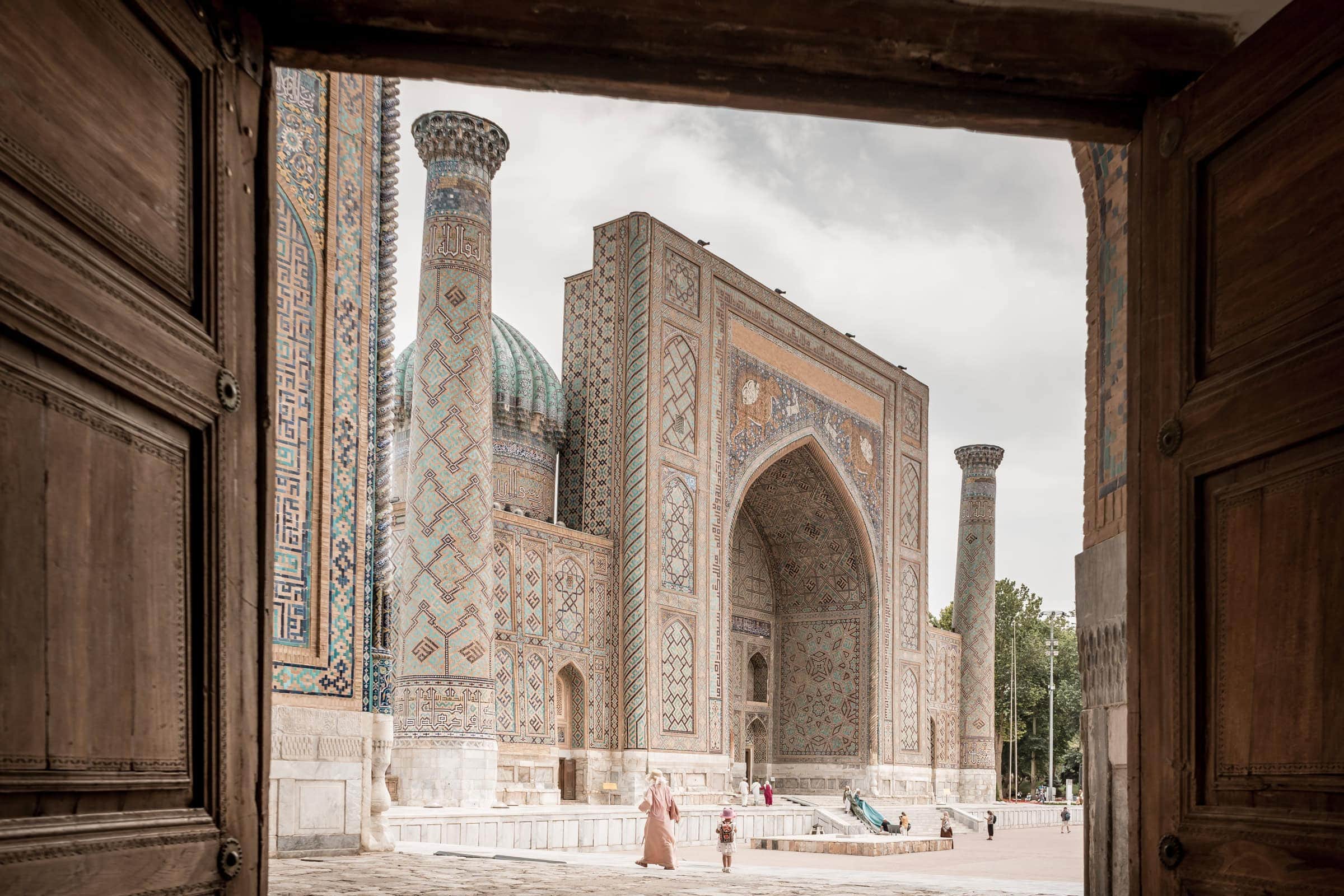Blick auf Medrese durch Tor