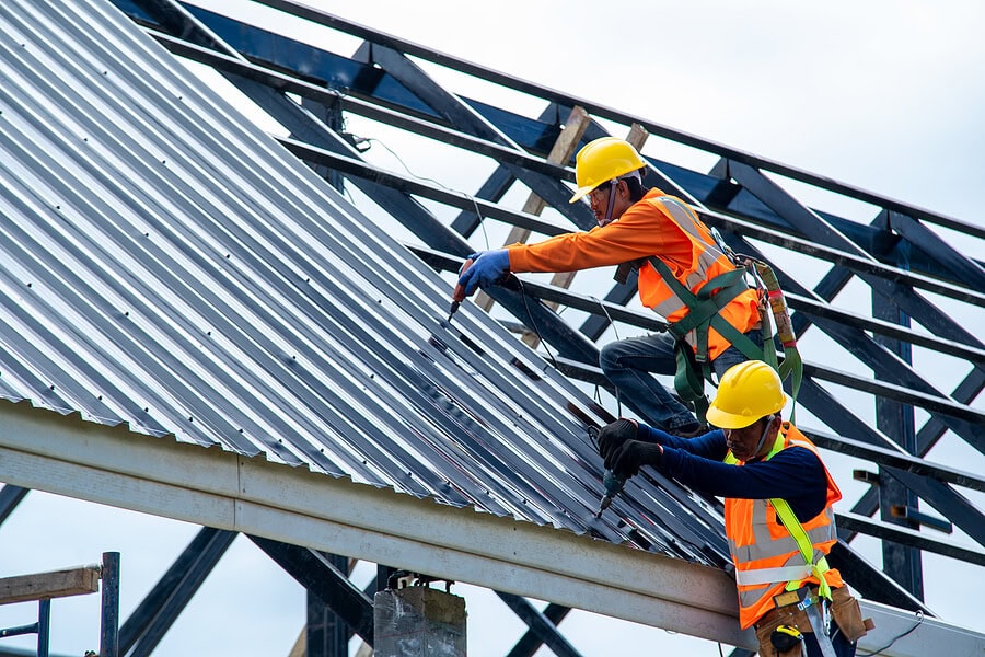 Construction-Worker-Install-New commercial roof
