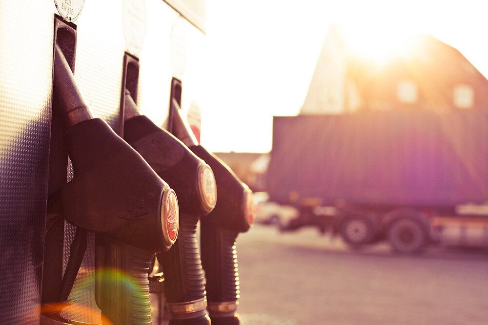 Benzinpumpen an einer Tankstelle bei Sonnenaufgang.