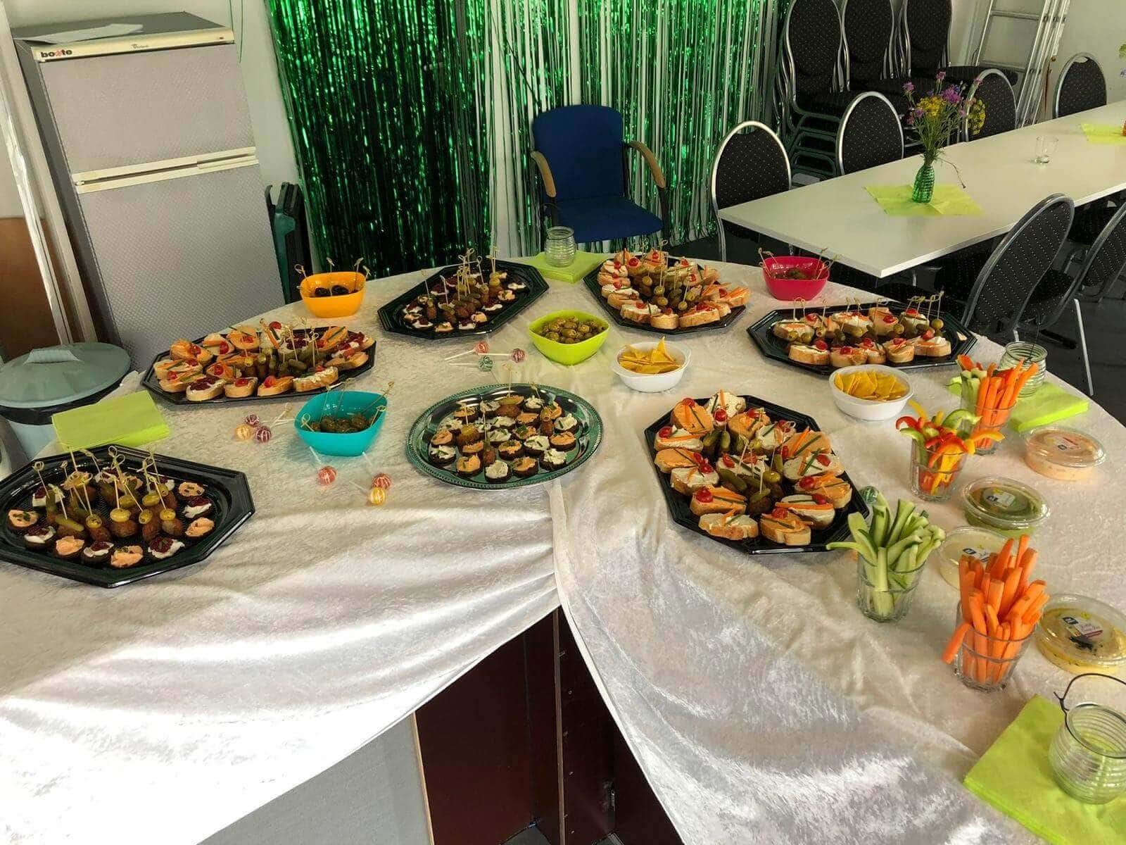 Buffet mit Snacks und Getränken bei Libützje-Eröffnung im Bürgerverein Lindweiler.