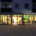 Innenansicht des Libützje bei der Eröffnung, beleuchteter Veranstaltungsraum.