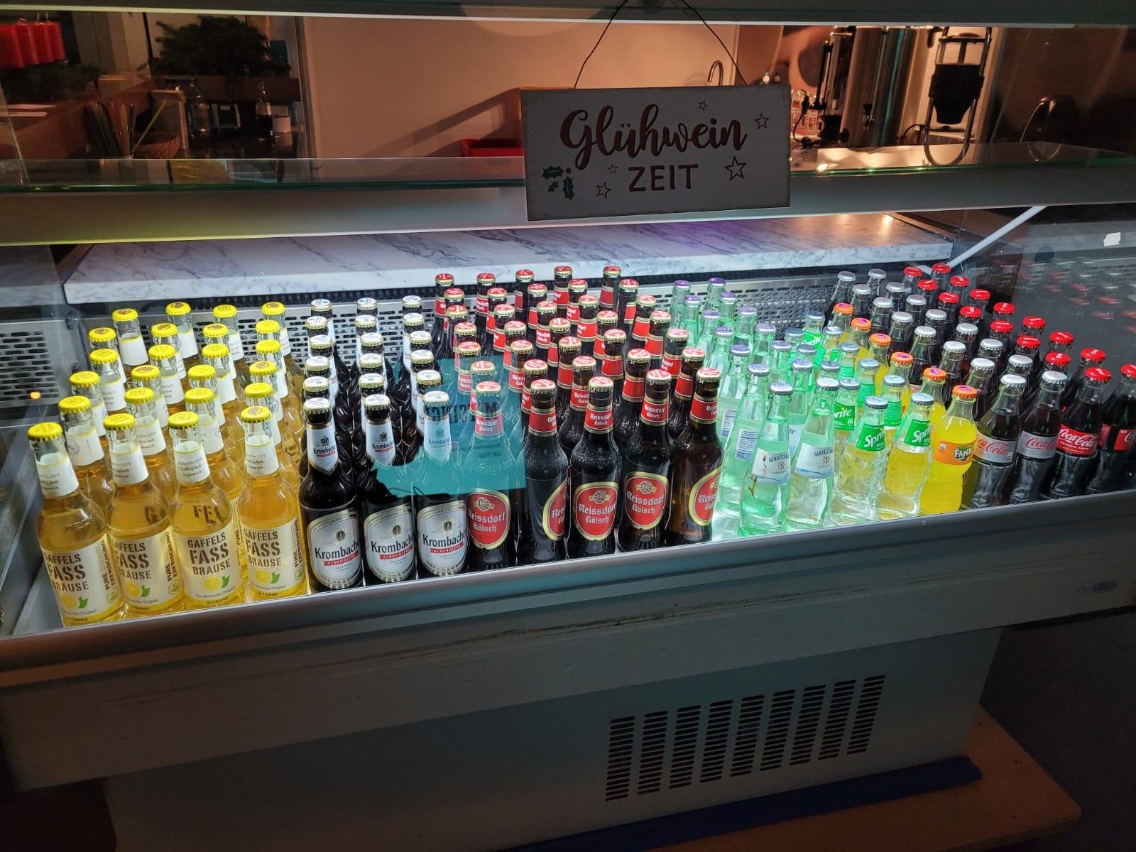 Getränkekühlschrank mit verschiedenen alkoholfreien und alkoholischen Getränken.